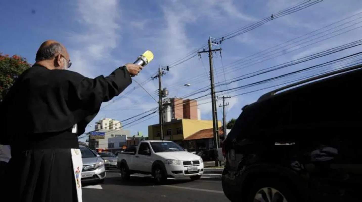 Imagem ilustrativa da imagem Motoristas recebem bençãos em Londrina