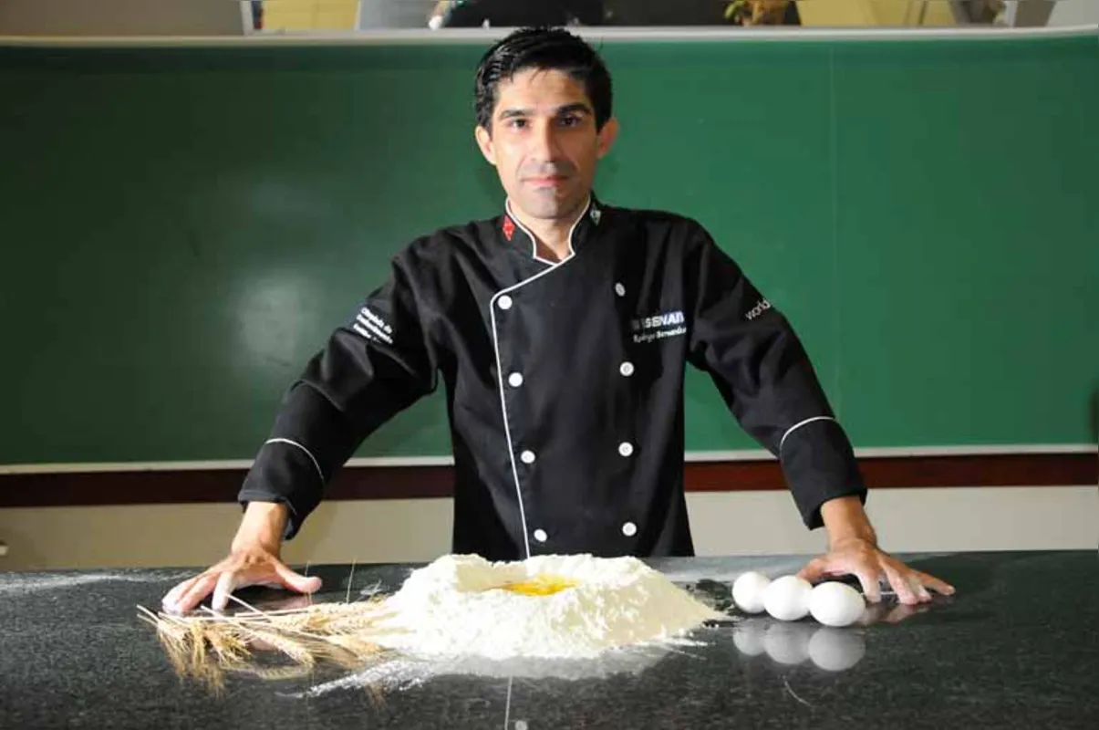 Rodrigo Bernardes começou como ajudante de padaria, formou-se em gastronomia e acaba de receber o título de melhor chef do Paraná pelo Prêmio Dólma (2017/2018): "Panificação é arte"