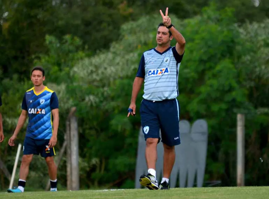 Ex-técnico do Papão, Marquinhos Santos cogita armar o time com três zagueiros não acanhado Curuzu