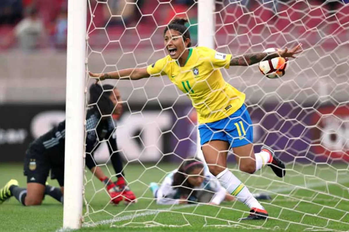 Cristiane comemora um dos gols contra a Argentina, após passe de Marta: título renderá ao Brasil vaga também na Olimpíada de Tóquio em 2020