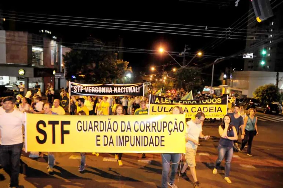 Imagem ilustrativa da imagem Atos contra habeas corpus a Lula reúnem milhares pelo País