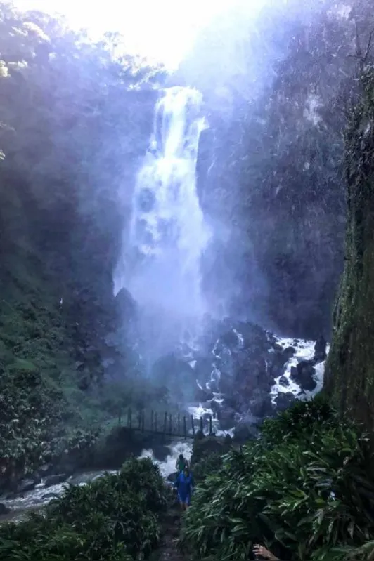 O Salto São Pedro, com 125 metros de altura, fica no hotel-fazenda Luar de Agosto; as trilhas no morro são realizadas em mata fechada e terminam na exuberante cachoeira