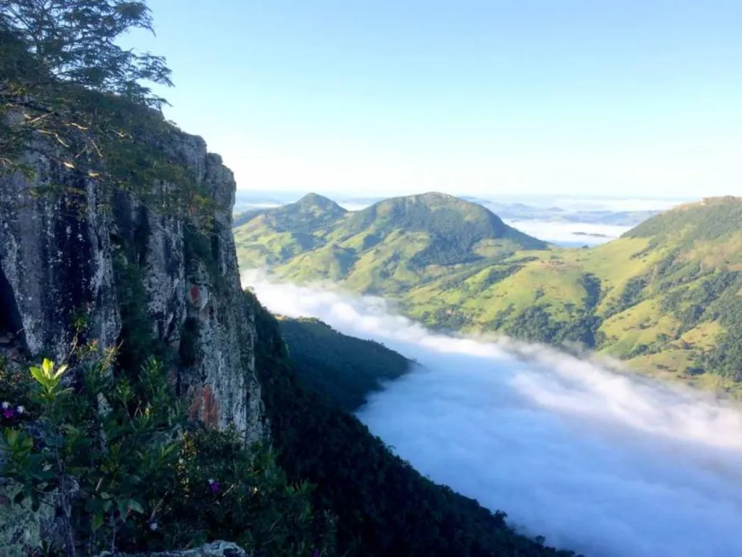 O Pico Agudo, com mil e cem metros no cume, possui agulhas que se destacam no precipício e oferece uma vista deslumbrante'