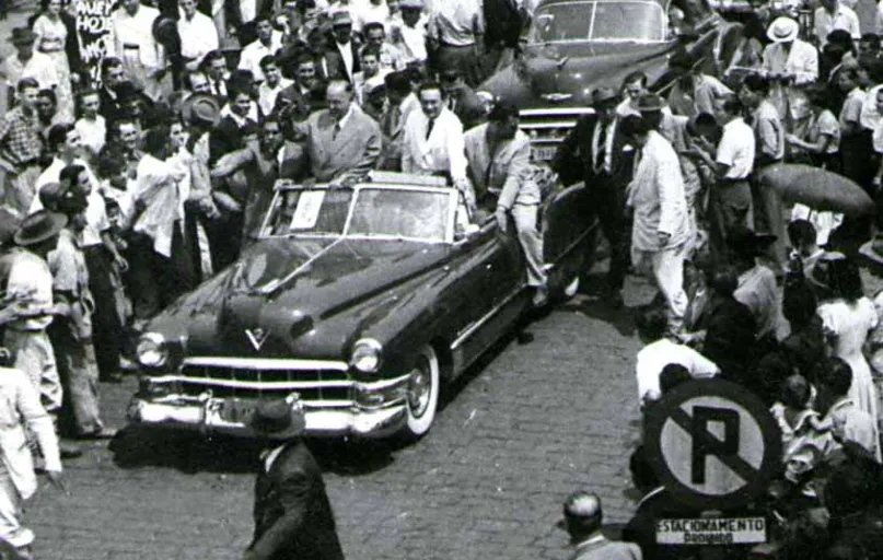 Getúlio Vargas em campanha eleitoral em Londrina (1951): o líder cercado pelo povo na cidade que mais crescia no Brasil