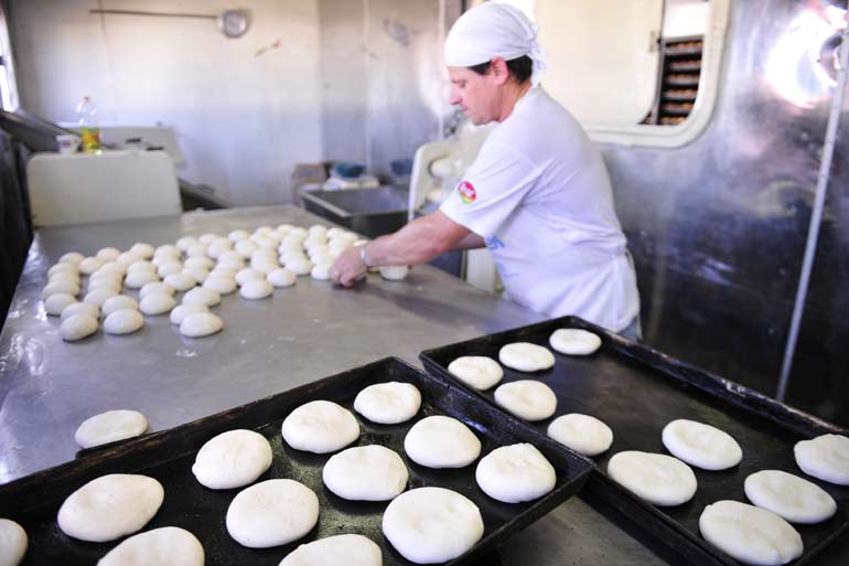 Pães fresquinhos todos os dias
