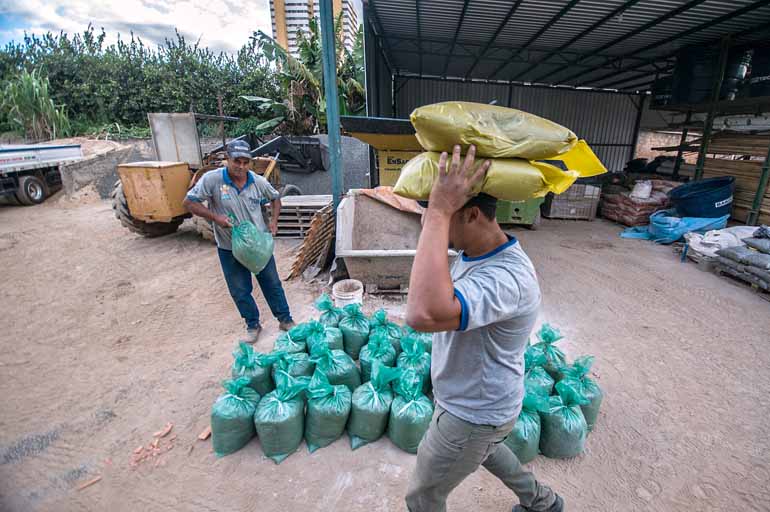 Ricardo Chicarelli - Para sobreviver ao período de crise, empresa de Londrina apostou na diversificação do mix e na oferta de produtos ensacados Ricardo Chicarelli - Para sobreviver ao período de crise, empresa de Londrina apostou na diversificação do mix e na oferta de produtos ensacados