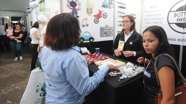 Feira de empreendedorismo tem desde hambúrguer de banana a suco feito na bicicleta