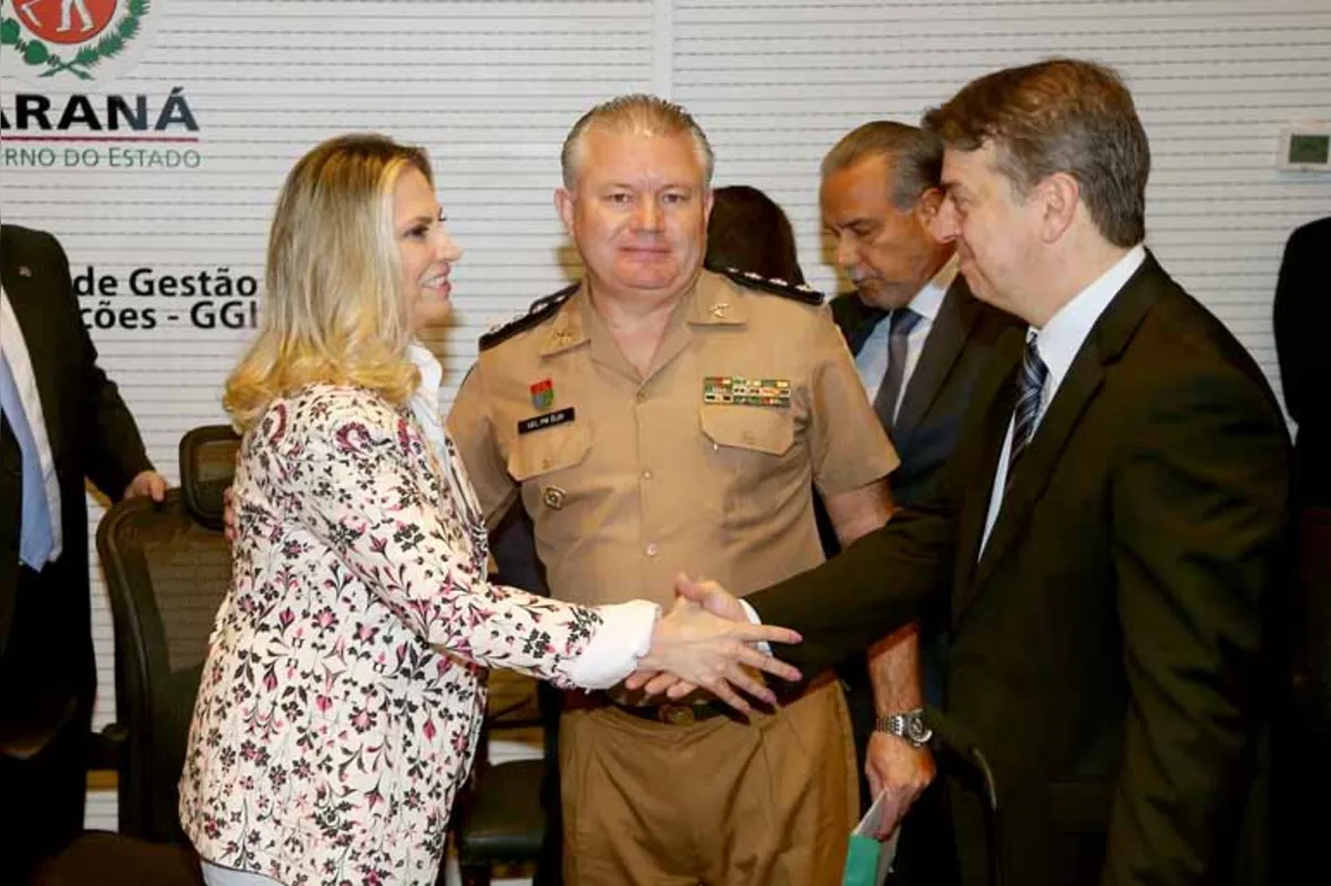 A governadora Cida Borghetti confirmou a criação da Secretaria Especial da Administração Penitenciária, que será comandada pelo coronel da Polícia Militar Élio de Oliveira Manoel (centro)