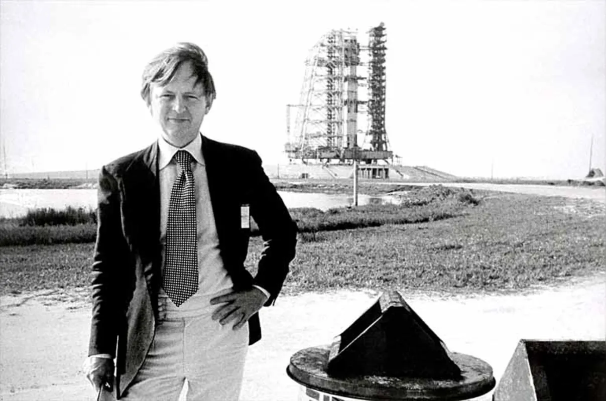 Tom Wolfe no Kennedy Space Center, na Flórida, em 1979, tendo ao fundo a base do lançamento da Apolo 17