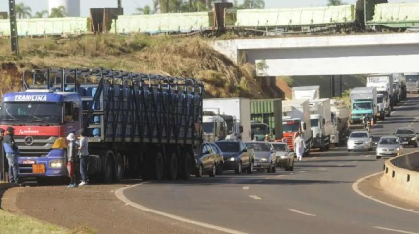 Imagem ilustrativa da imagem Protestos de caminhoneiros seguem com interdições de pistas no Paraná