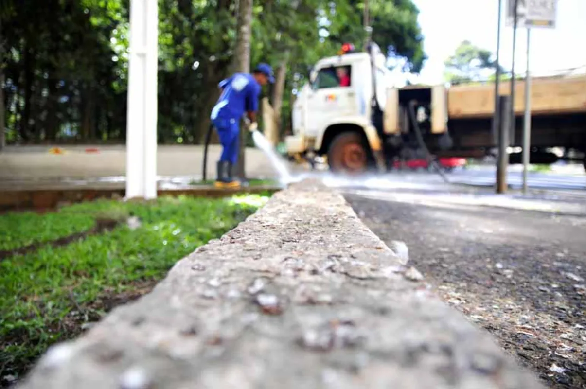 CMTU realiza de segunda a sexta-feira a lavagem das calçadas externa e interna