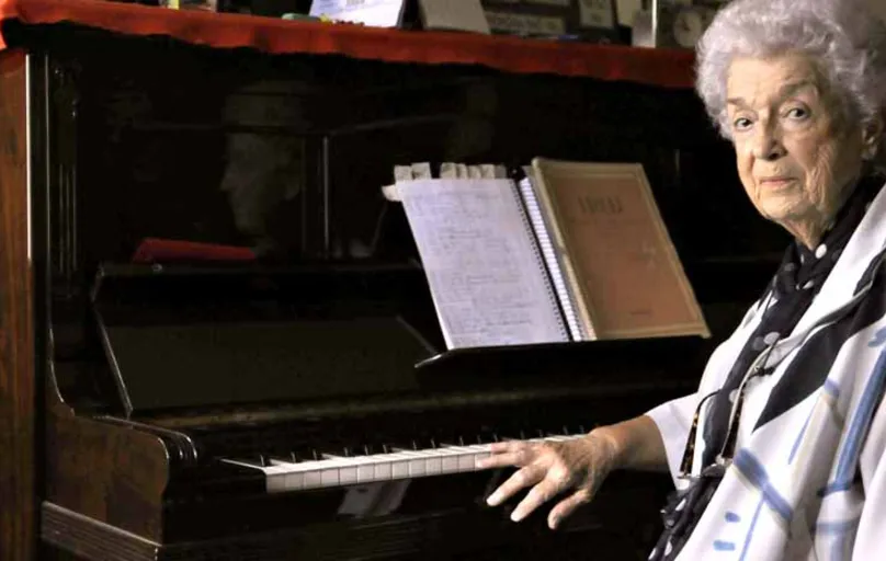 "Todo mundo pode cantar, mas dizer que todo mundo vai ser um grande cantor, não", diz Walkyria Côrtes Ferraz, 86, junto ao piano herdado de sua mãe, do ano de 1925