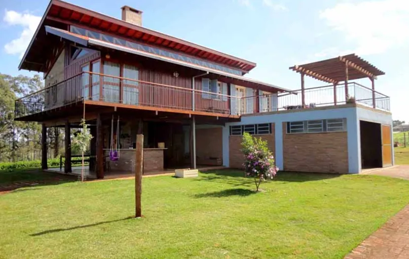 Construída em um loteamento fechado em Londrina, esta residência projetada pelo escritório Zani Arquitetura utiliza a técnica tradicional de construção em madeira, mesclada à alvenaria