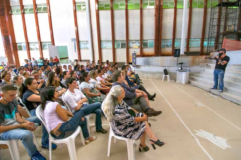 Jacson Fressato, criador do Laura: 'O robô consegue ver grandes textos e imagens em milésimos de segundos justamente por ser um recuro matemático' Jacson Fressato, criador do Laura: 'O robô consegue ver grandes textos e imagens em milésimos de segundos justamente por ser um recuro matemático'