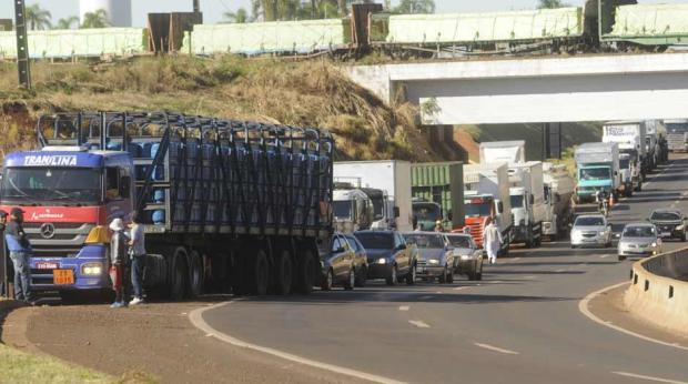 Protestos de caminhoneiros seguem com interdições de pistas no Paraná