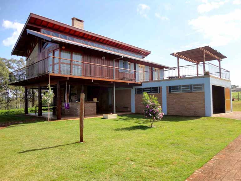 Construída em um loteamento fechado em Londrina, esta residência projetada pelo escritório Zani Arquitetura utiliza a técnica tradicional de construção em madeira, mesclada à alvenaria