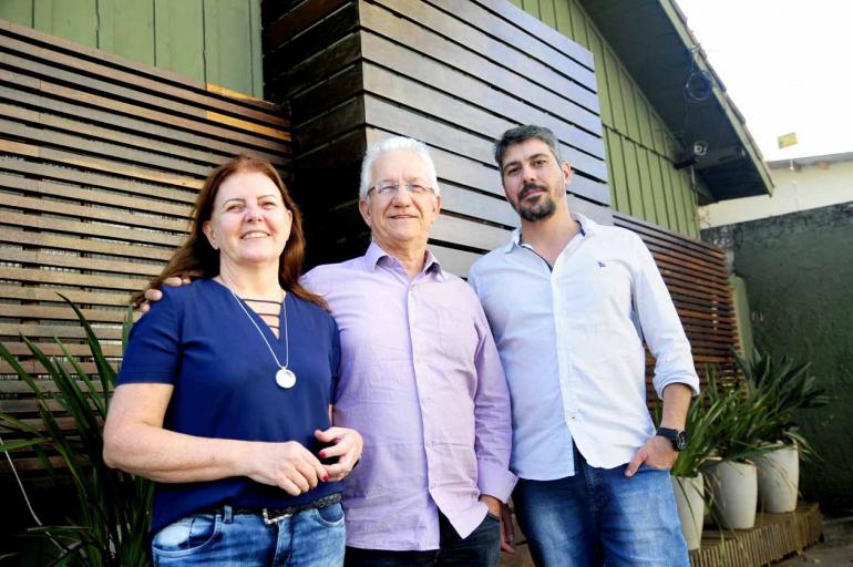 Os arquitetos Maria Ineida, Antonio Carlos e Thiago: família Zani também trabalha com o método wood frame, cujo diferencial é levar para o canteiro de obra as peças já cortadas nos tamanhos necessário