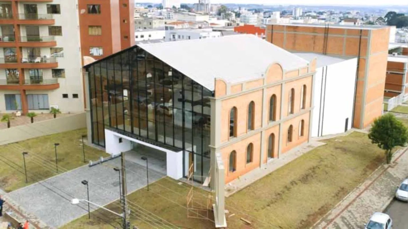 Teatro municipal está localizado na região central e tem 1,1 mil metros de área construída