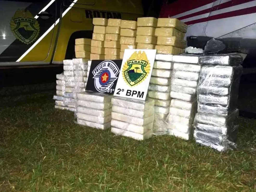 Imagem ilustrativa da imagem Pane seca faz helicóptero com 140 kg de droga pousar em campo de futebol