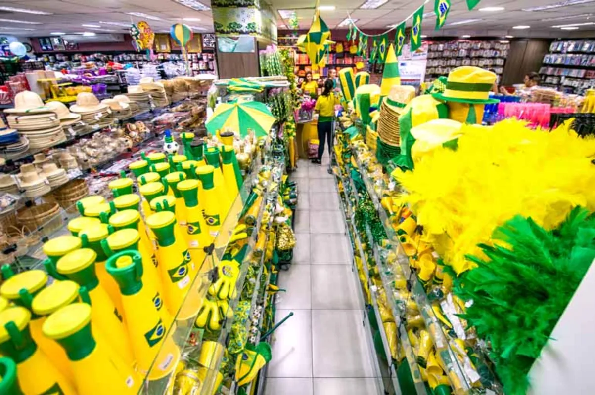 Lojas reforçaram estoque de chapéus, enfeites, perucas e outros badulaques em verde e amarelo