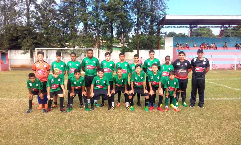 As aulas de futebol estão entre as atividades do projeto