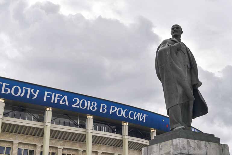 Estátua de Lenin em frente ao estádio Lujniki, palco da abertura e da final do Mundial