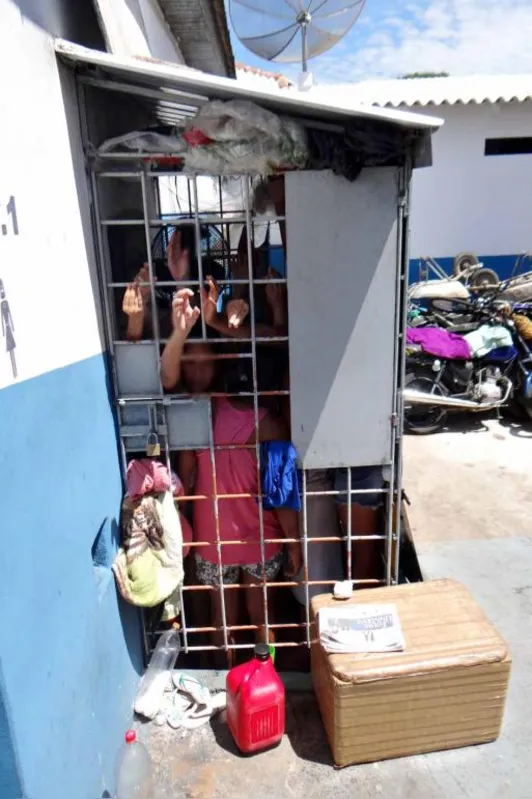 Cela feminina sem banheiro, construída com grades improvisadas cercadas por lona, é alvo de críticas da OAB