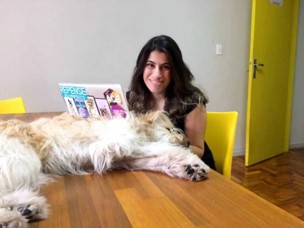 A médica veterinária Carol Rocha fundou uma plataforma de qualificação de profissionais para cuidados com pets