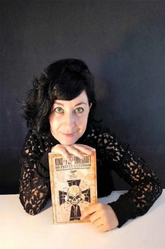 Na coletânea de contos, a autora paranaense faz sua estreia em uma publicação física