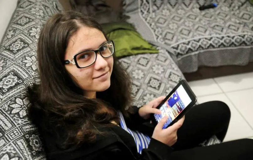 Giovanna de Mello: uso constante de óculos