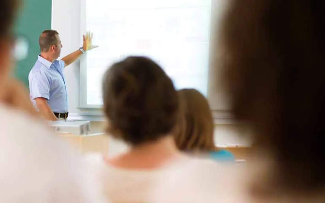 Maioria dos professores considera formação continuada e participação na formulação de políticas educacionais muito importantes para a valorização da carreira