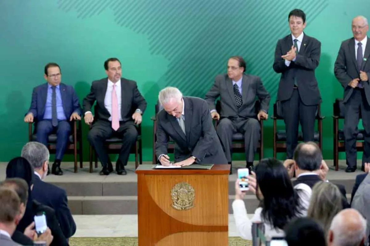 O presidente assinou a medida provisória em cerimônia no Palácio do Planalto
