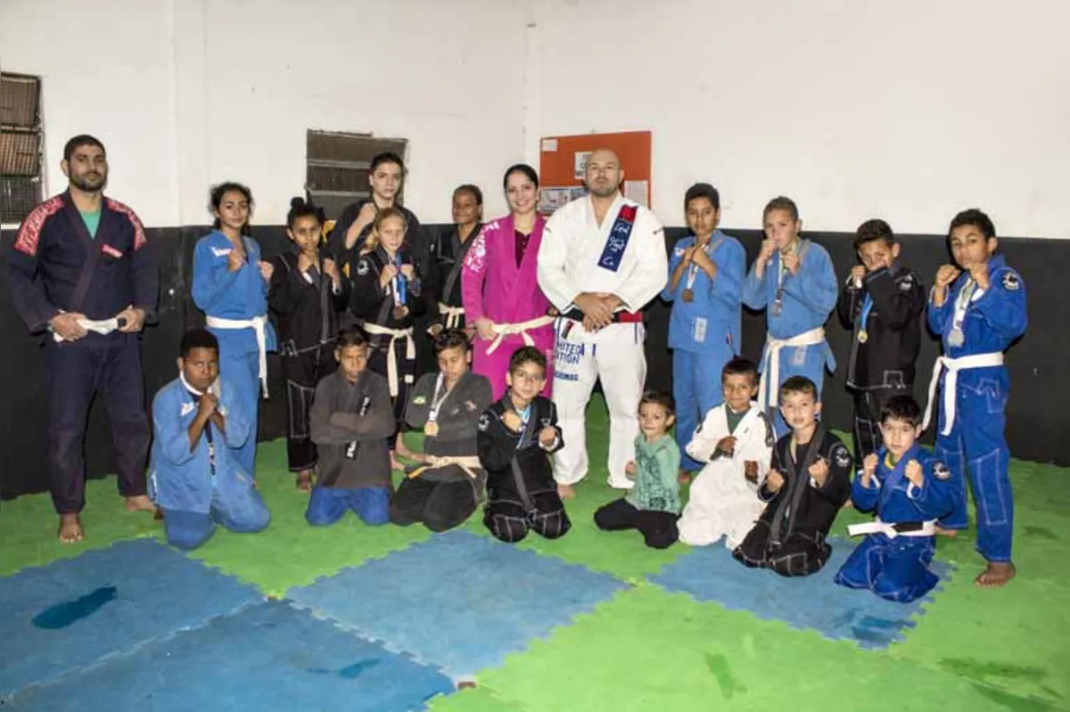 Em um barracão cedido pela Prefeitura, os alunos têm aulas de jiu-jitsu e MMA no contraturno escolar