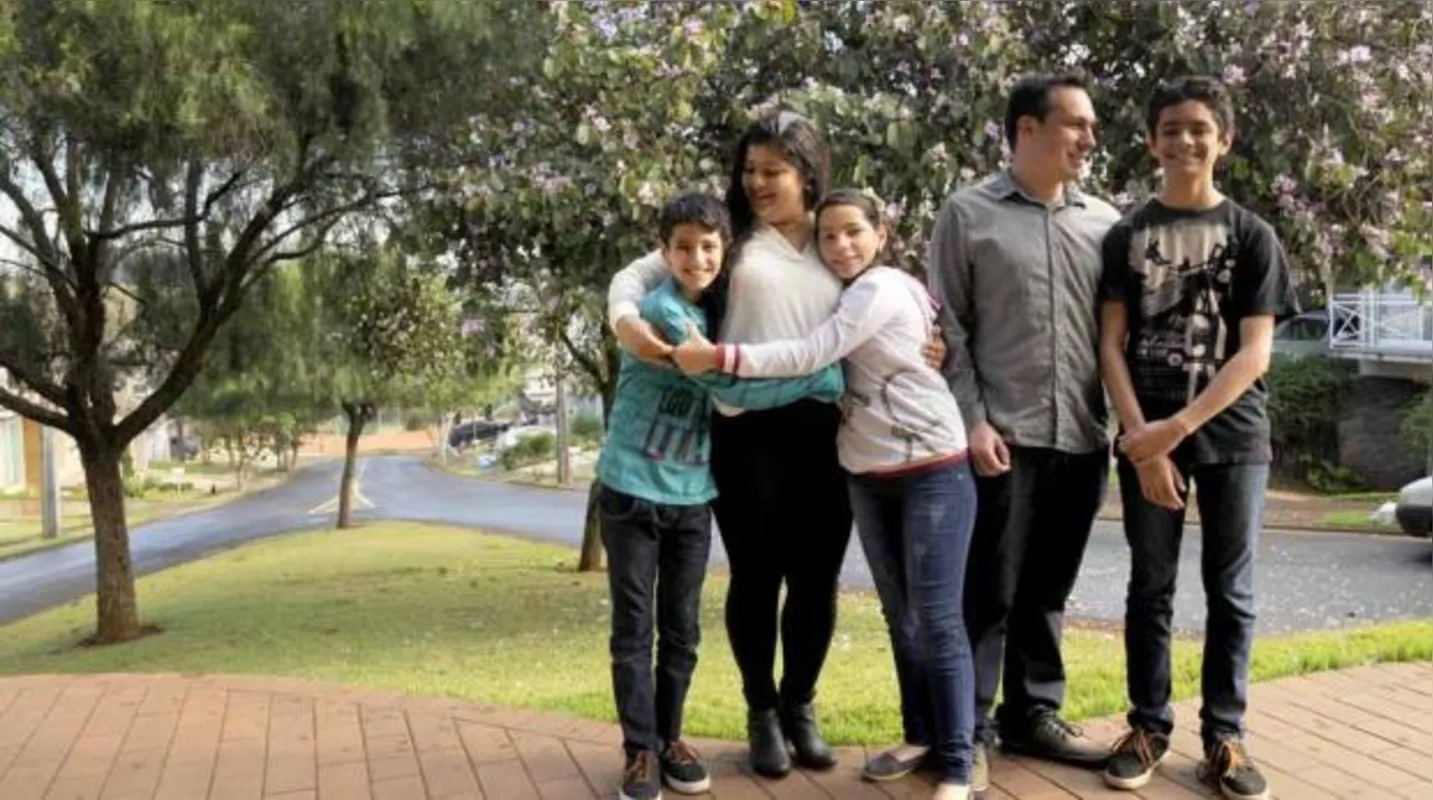 "Se fosse hoje, os meus filhos teriam sido adotados mais rapidamente", afirma Elisangela Cavalcante de Oliveira Rosa,  com o marido Henrique e os filhos Alisson, Amanda e Gabriel