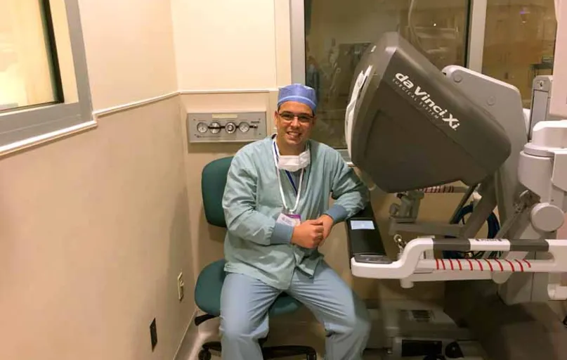 Phillipe Abreu, cirurgião oncológico robótico do Hospital Vita de Curitiba: "O movimento do teu punho não faz um giro de 360 graus. O robô consegue."
