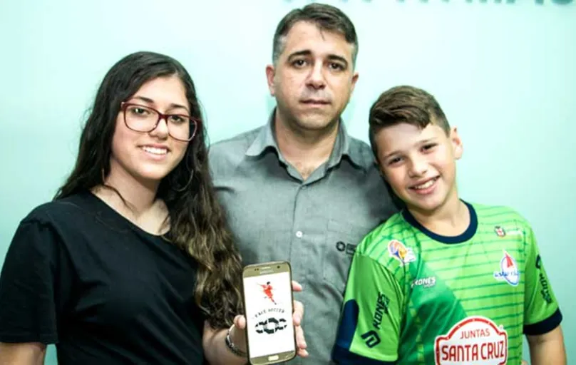 Ronaldo Couza e os filhos: aplicativo SafeSoccer nasceu de uma sugestão de Gabriela ao assistir o irmão Lucas jogar futebol