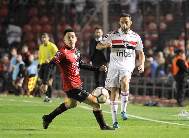 Marcelo Manera/AFP - Tricolor, do meia Nenê, faz sua estreia no returno em Curitiba