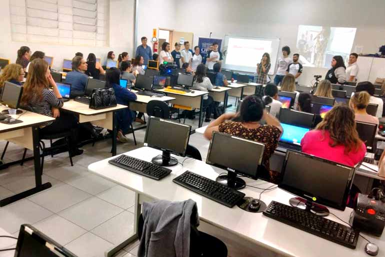 Educadores de Apucarana aprendem a integrar as novas tecnologias às salas de aula