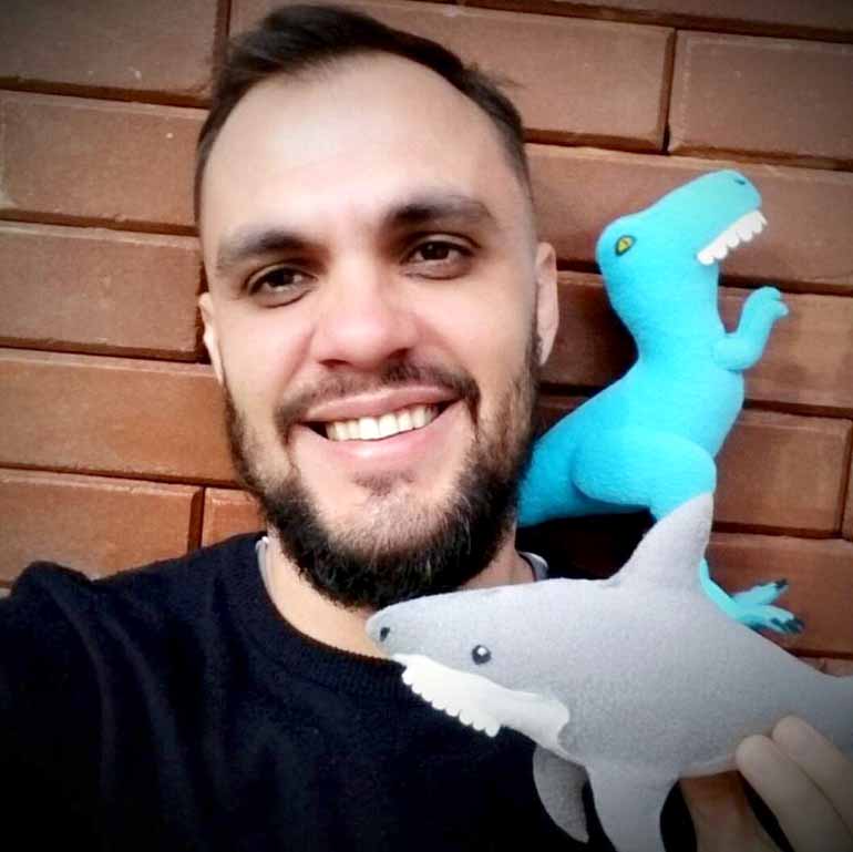 "Foi em 15 minutos, eu fiz umas quatro ou cinco postagens e fui para o cinema. Quando eu voltei, a página já tinha umas três mil curtidas", conta André Crevilaro, criador do Dinofauro