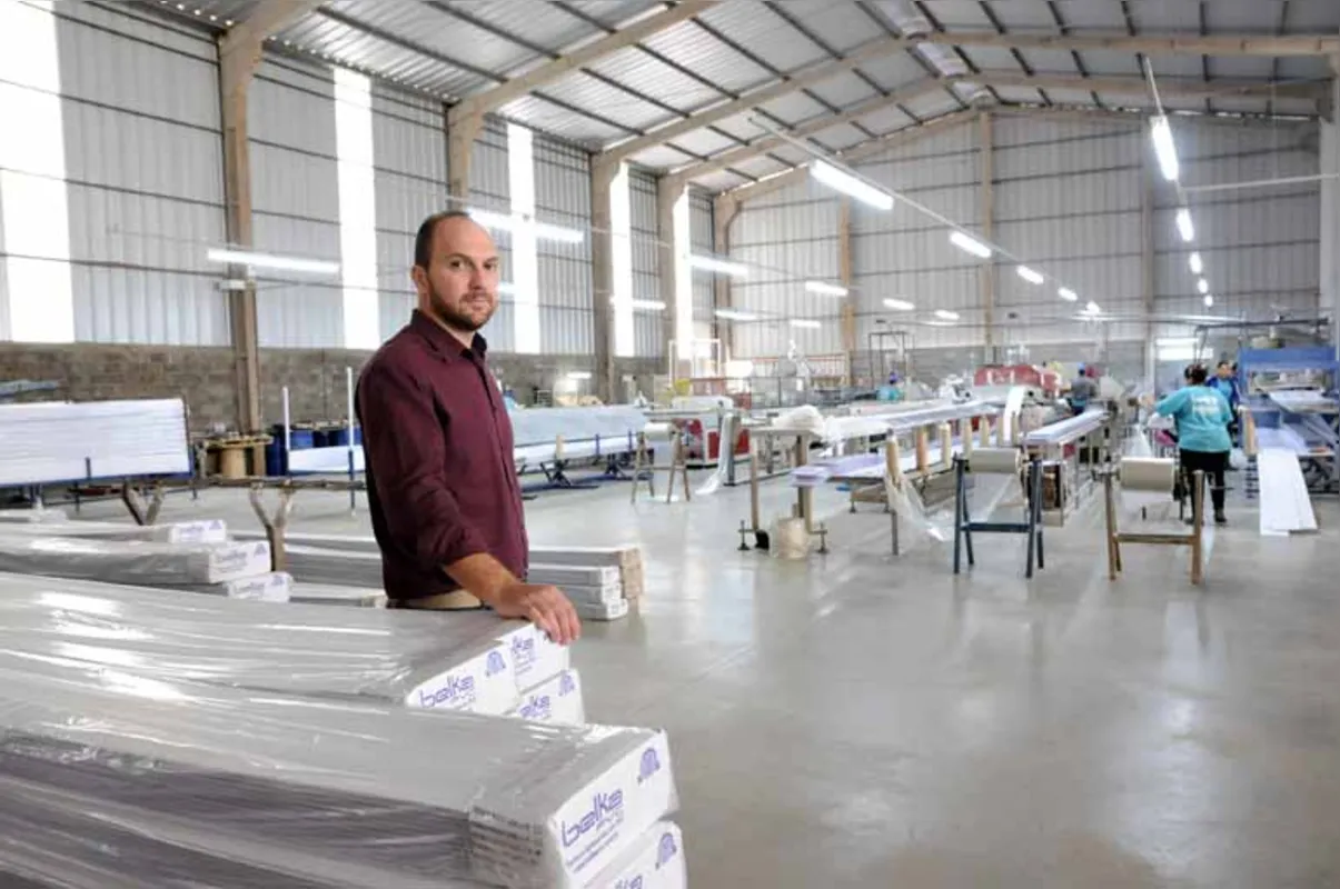 Rodrigo Sassi, dono de indústria de forros de PVC em Londrina, fez fusão com empresa do ramo no Paraguai e agora fabrica por lá os produtos que são comercializados no País