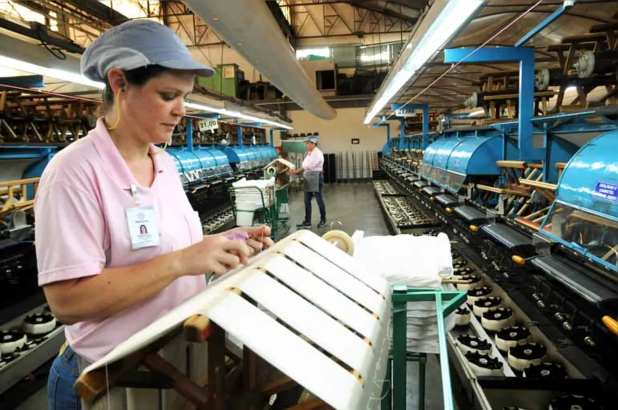 Linha de produção da fiação de seda Bratac, em Londrina: após estudo completo da reforma, empresa optou por não terceirizar atividade fim nem usar o trabalho intermitente