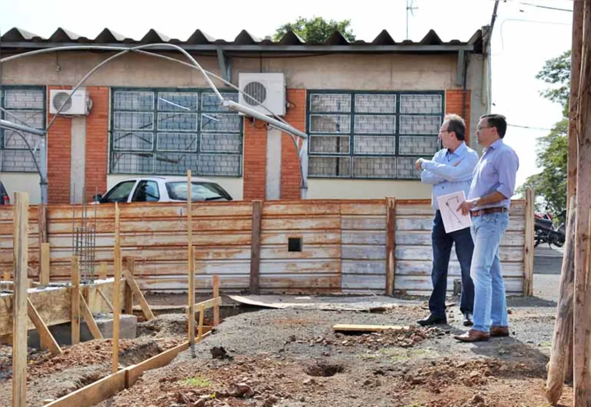 O prefeito licenciado Amin Hannouche e o pró-reitor da Uenp, Bruno Galindo, em visita às obras dos novos pavilhões que vão abrigar o curso