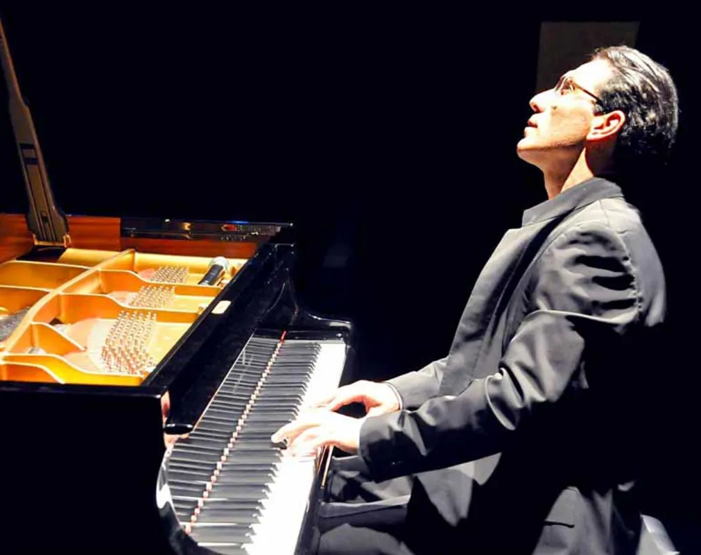 O pianista Álvaro Siviero se apresenta em Londrina com a Sinfonia Rotterdam: composições  de Strauss, Grieg e Beethoven estão no repertório