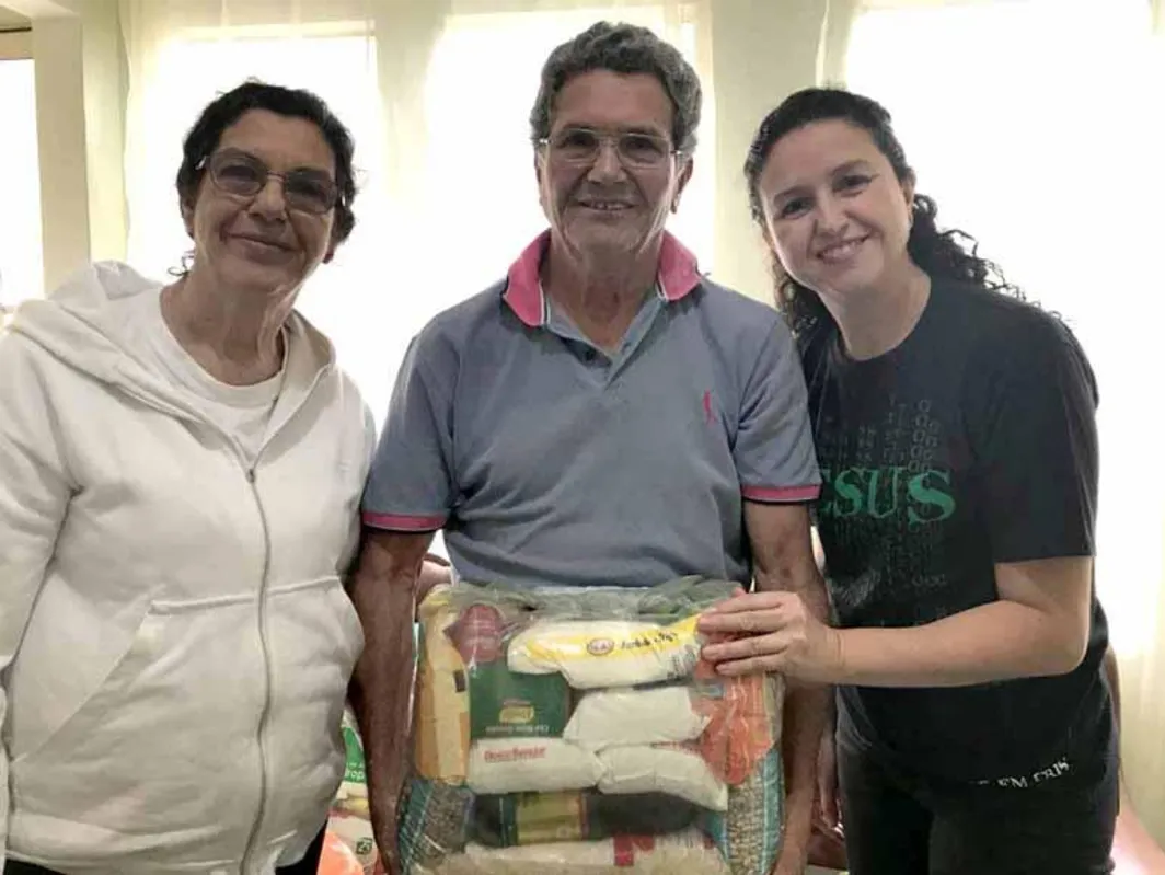 José, Maria Teresa e Andréa de Melo: família recolhe e distribui roupas, alimentos, móveis, qualquer coisa que ajude pessoas carentes