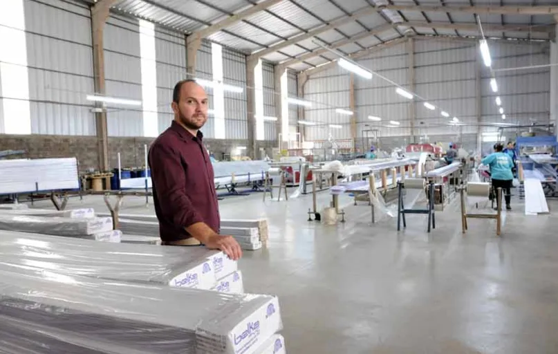 Rodrigo Sassi, dono de indústria de forros de PVC em Londrina, fez fusão com empresa do ramo no Paraguai e agora fabrica por lá os produtos que são comercializados no País