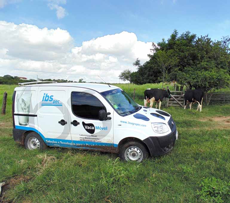 Divulgação - Os produtores têm recebido as visitas de uma veterinária e de dois zootecnistas do IBS: reprodução e nutrição do rebanho estão entre os trabalhos Divulgação - Os produtores têm recebido as visitas de uma veterinária e de dois zootecnistas do IBS: reprodução e nutrição do rebanho estão entre os trabalhos