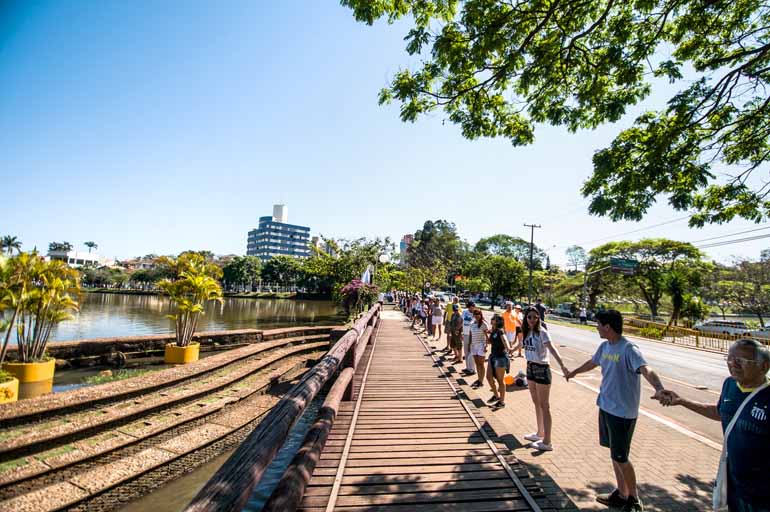 Londrinenses participam do "abraço" na barragem da Avenida Higienópolis