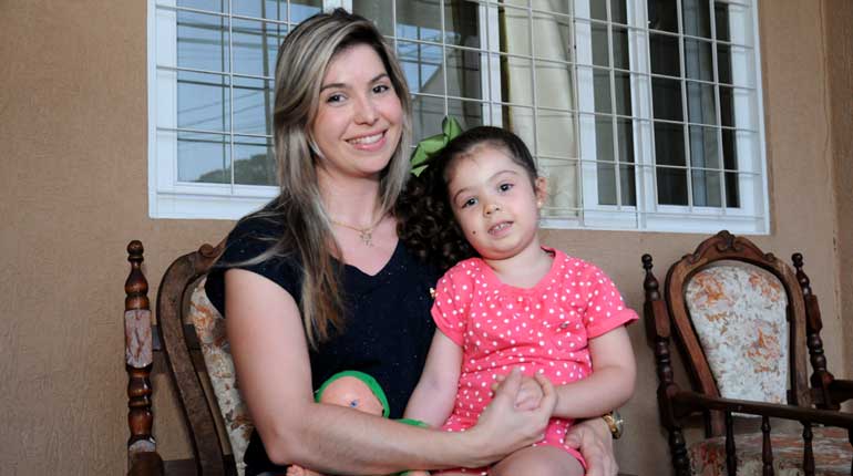 "A ficha da minha filha é toda preenchida. Sempre que tem campanha, faço questão de levá-la", diz a professora Rosyane de Souza, mãe de Isis Casimiro