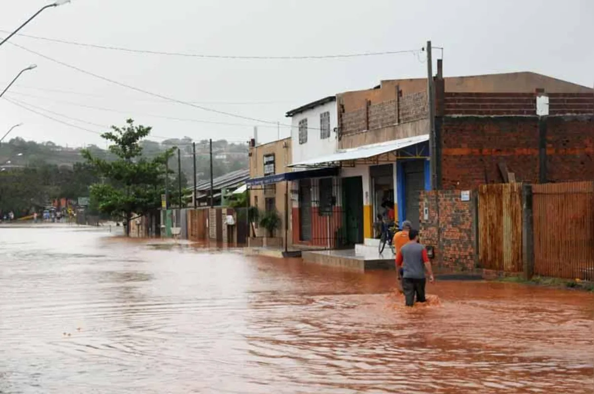 A água da chuva invadiu ruas e casas de Jataizinho, moradores e município passaram o dia limpando a lama