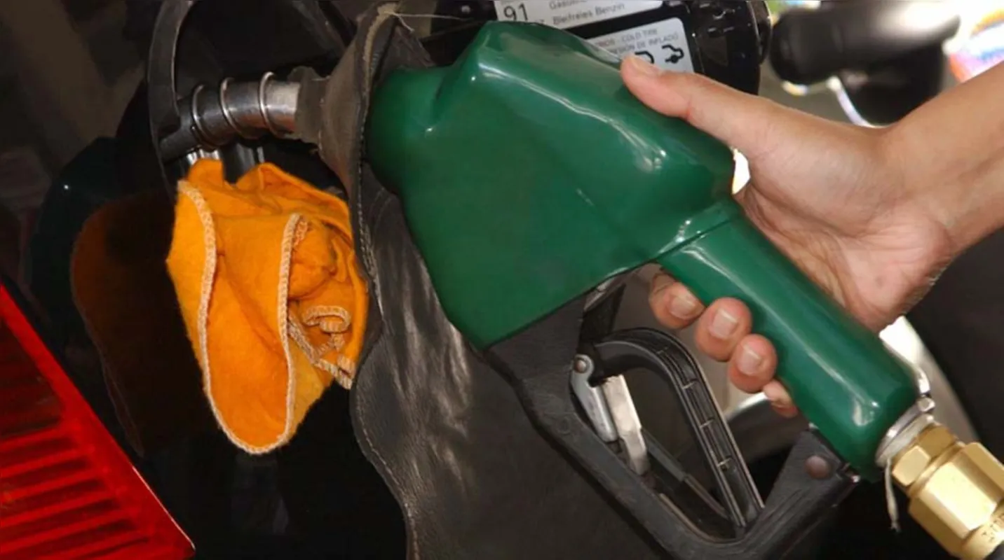 Imagem ilustrativa da imagem Preço da gasolina cai 2% nas refinarias a partir de sábado